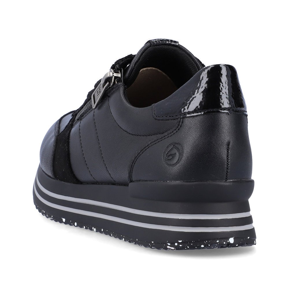 Schwarze remonte Damen Sneaker D1316-02 mit Reißverschluss sowie Komfortweite G. Schuh von hinten.