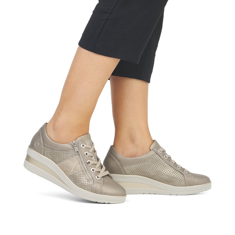 Grey beige remonte women´s sneakers R7219-90 with a zipper and perforated look. Shoe on foot.