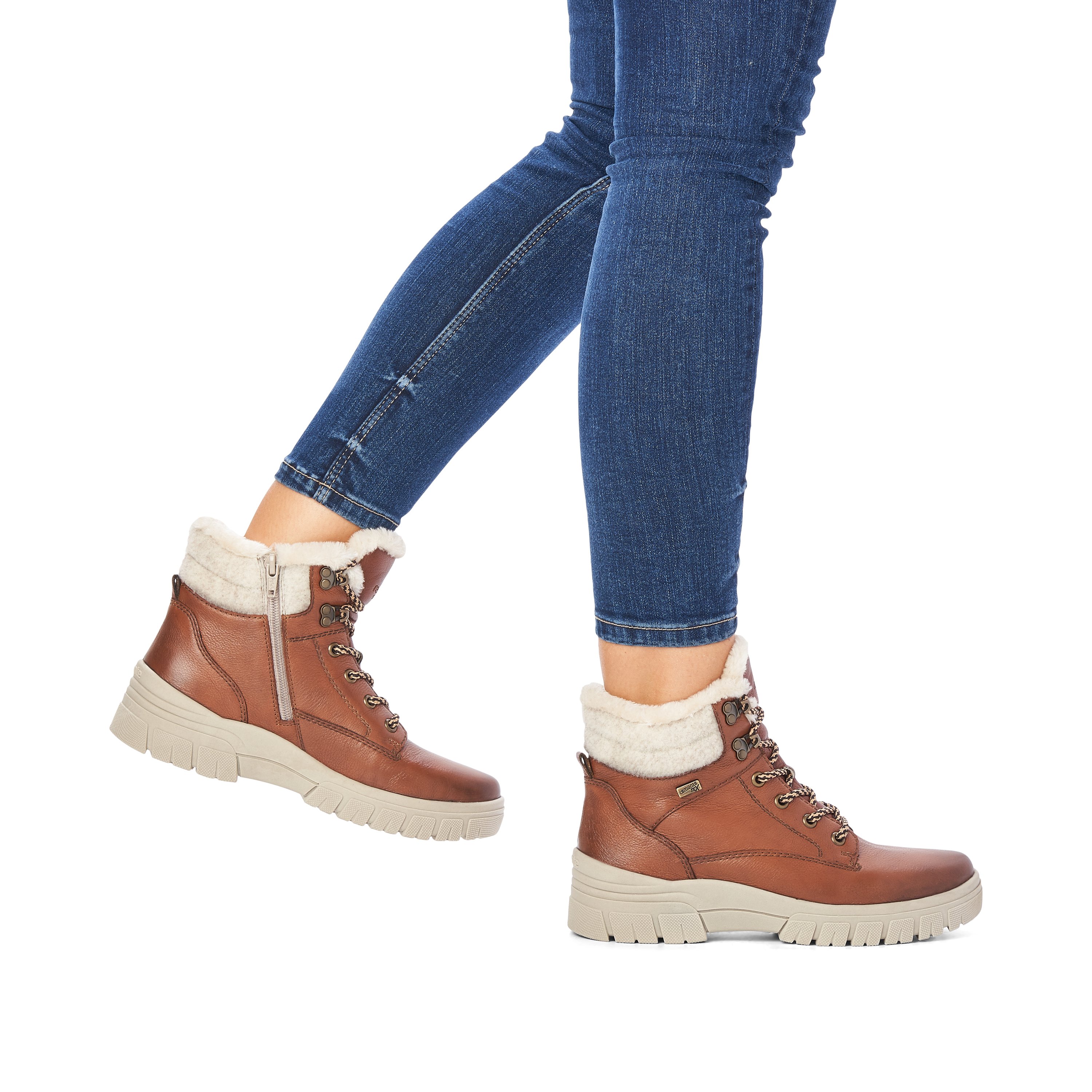 Brown remonte women´s lace-up boots D0E71-24 with light profile sole. Shoe on foot