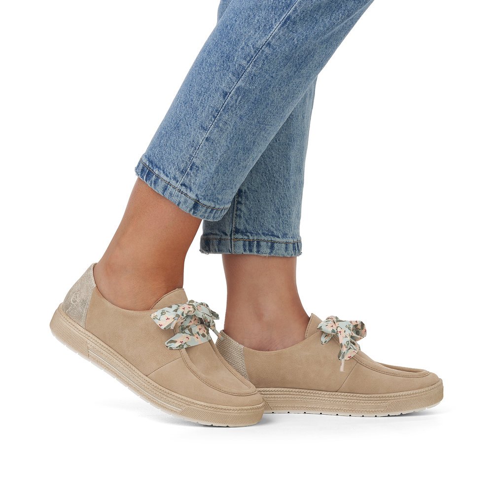 remonte chaussons beiges pour femmes D1F01-60 avec lacets. Chaussure au pied.