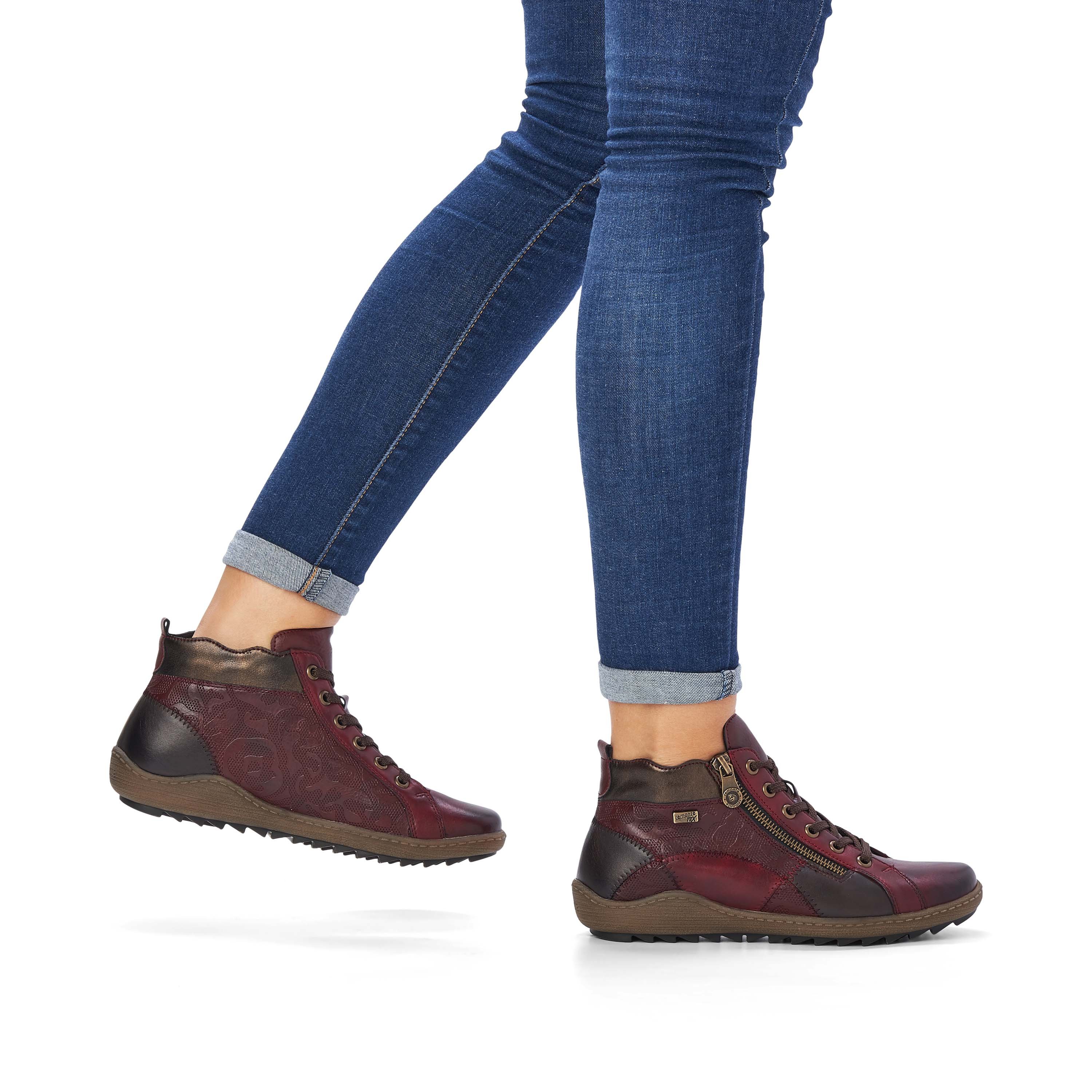 Raspberry red remonte women´s lace-up shoes R1467-35 with lacing and zipper. Shoe on foot