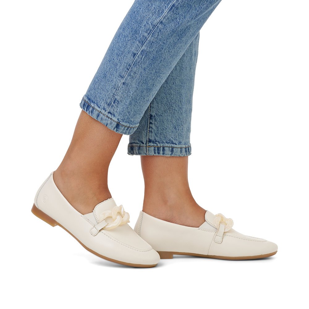 Macchiato white remonte women´s loafers D0K00-80 with elastic insert. Shoe on foot.