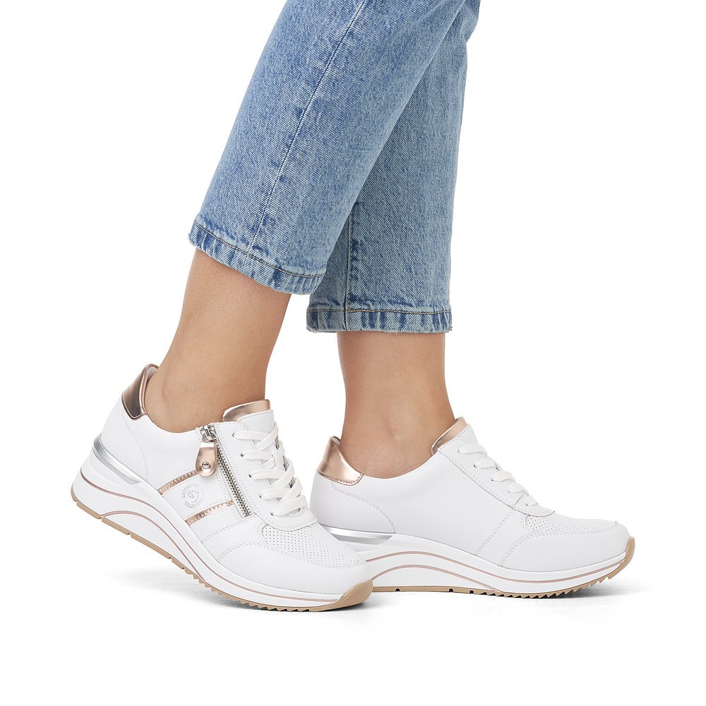 Weiße remonte Damen Sneaker D0T04-80 mit Reißverschluss sowie Extraweite H. Schuh am Fuß.