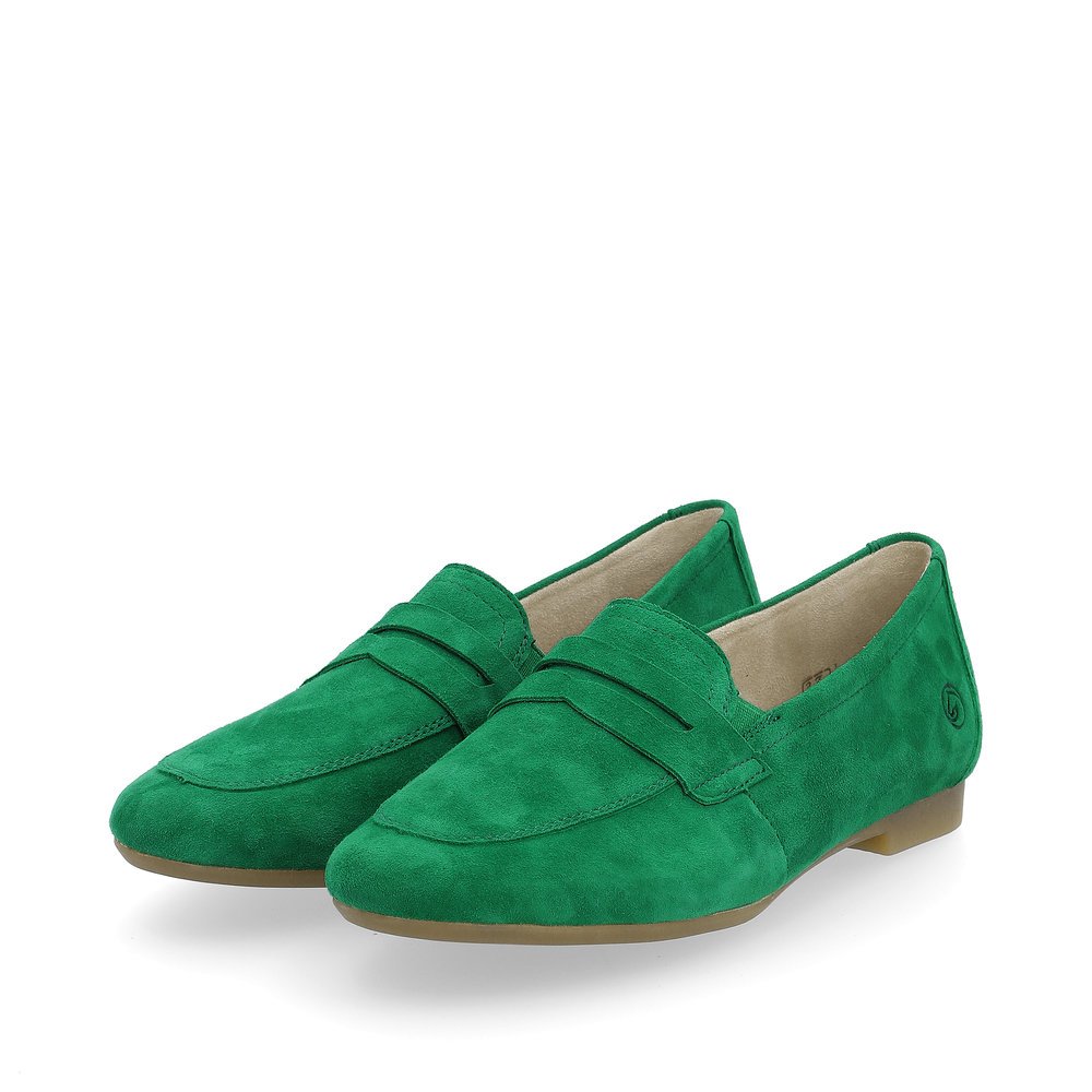 Smaragdgrüne remonte Damen Loafer D0K02-52 mit einem Elastikeinsatz. Schuhpaar seitlich schräg.