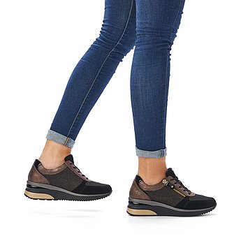 Schwarze Halbschuhe aus Veloursleder und Lederimitat mit Reißverschluss und Schnürung und Wechselfußbett. Schuhe am Fuß.