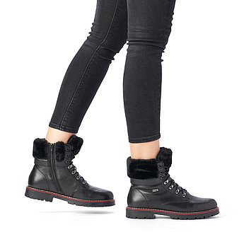 Schwarze Stiefeletten warm gefüttert aus Glattleder mit Reißverschluss und Schnürung, wasserabweisendem Remonte TEX und Wechselfußbett. Schuhe am Fuß.