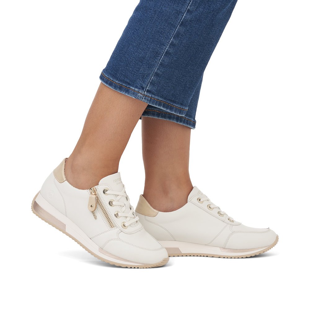 remonte baskets blanches pour femmes D0H11-81 avec une fermeture éclair. Chaussure au pied.