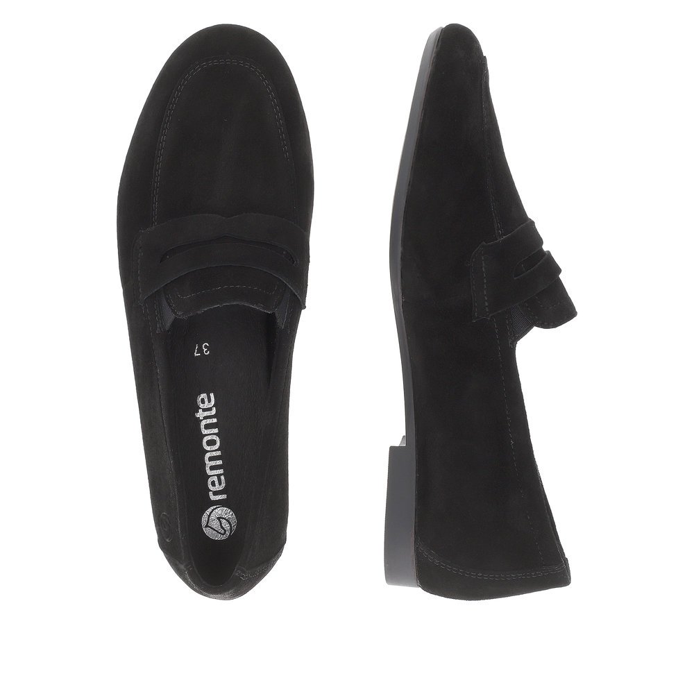 Night black remonte women´s loafers D0K02-00 with an elastic insert. Shoe from the top, lying.