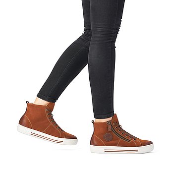 Braune Stiefeletten aus Rauhleder mit Reißverschluss und Schnürung, Lite'n Soft Technologie, ultraleichter und rutschfester Laufsohle, extra weicher Komfort Einlegesohle und Wechselfußbett. Schuhe am Fuß.