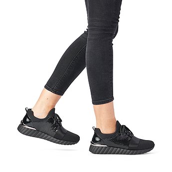 Schwarze Halbschuhe aus Kunstleder mit Lite'n Soft Technologie, ultraleichter und rutschfester Laufsohle, extra weicher Komfort Einlegesohle und Wechselfußbett. Schuhe am Fuß.