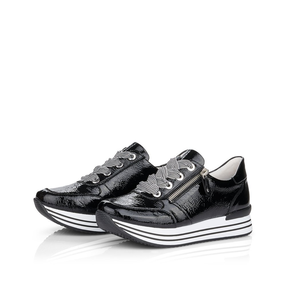 Schwarze remonte Damen Sneaker D1302-02 mit Reißverschluss sowie Sohlenmuster. Schuhpaar seitlich schräg.