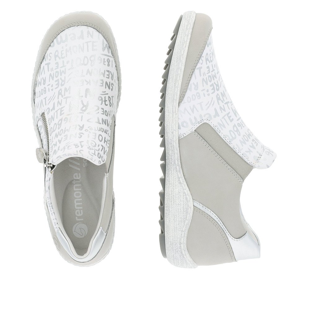 White remonte women´s slippers R1428-80 with a zipper and text pattern in silver. Shoe from the top, lying.