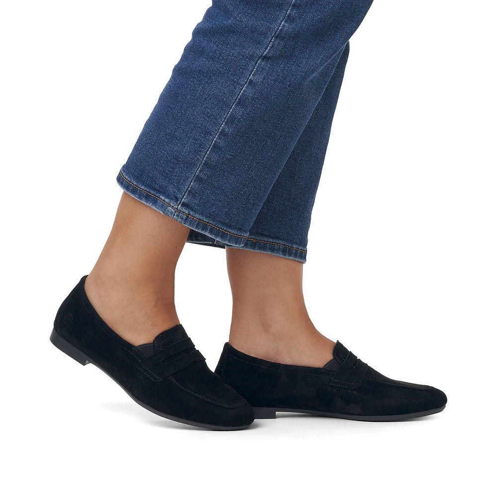 Night black remonte women´s loafers D0K02-00 with an elastic insert. Shoe on foot.