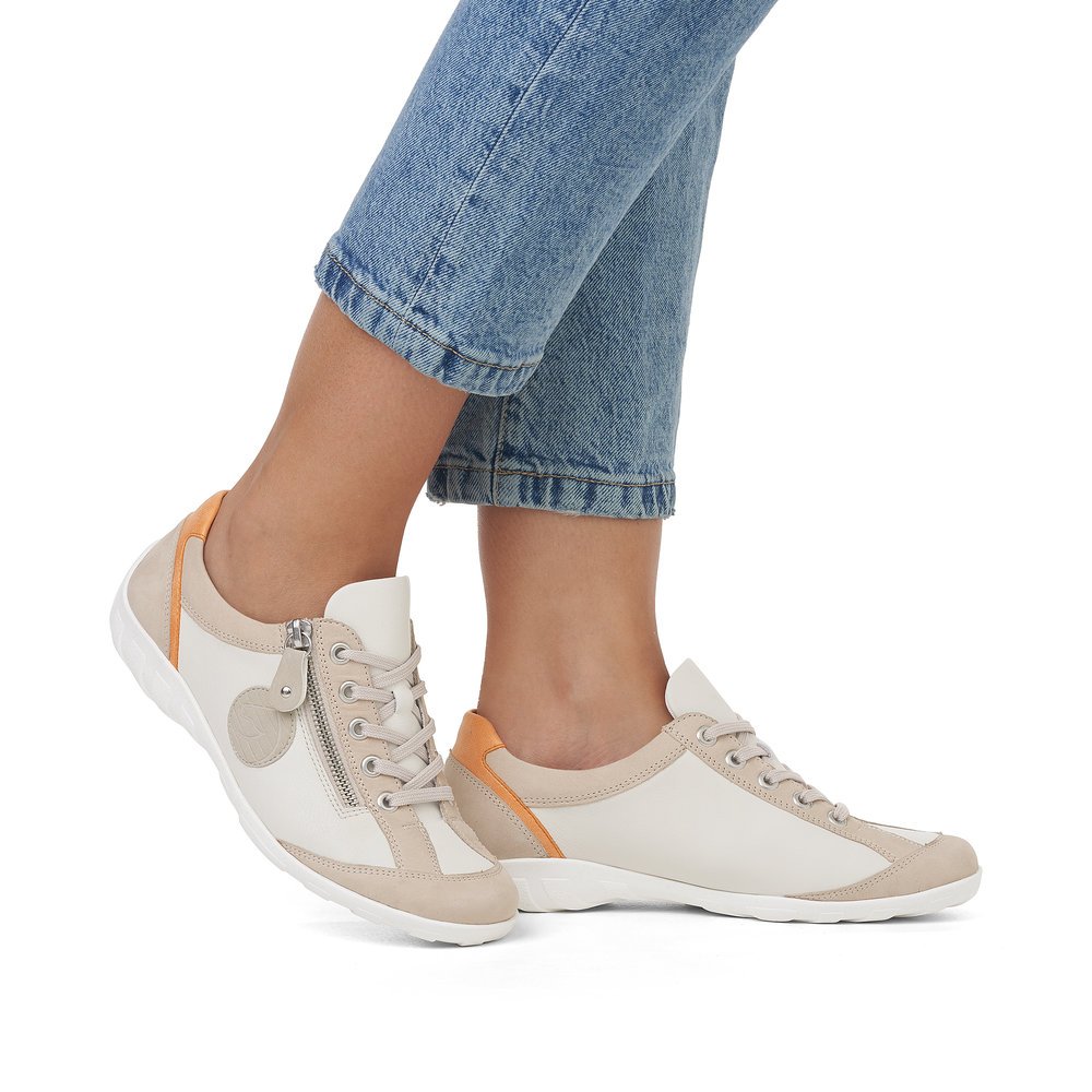 Beige remonte women´s lace-up shoes R3408-80 with zipper and comfort width G. Shoe on foot.