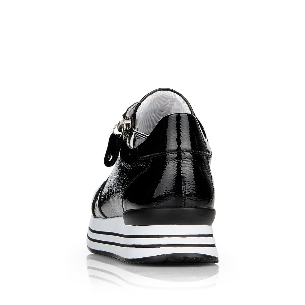Black remonte women´s sneakers D1302-02 with zipper and stripe pattern. Shoe from the back.