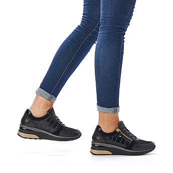 Schwarze Halbschuhe aus Glattleder und Lederimitat mit Reißverschluss und Schnürung und Wechselfußbett. Schuhe am Fuß.