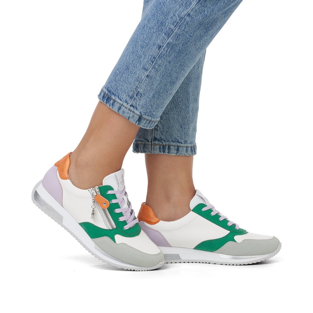 Weiße remonte Damen Sneaker D0H01-83 mit Reißverschluss sowie Reißverschluss. Schuh am Fuß.