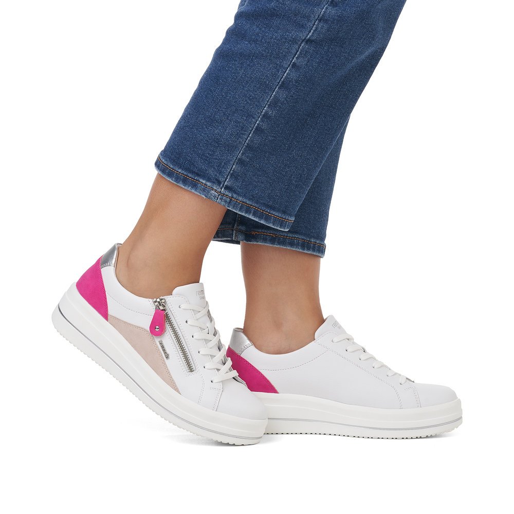 remonte baskets blanches pour femmes D1C01-80 avec une fermeture éclair. Chaussure au pied.