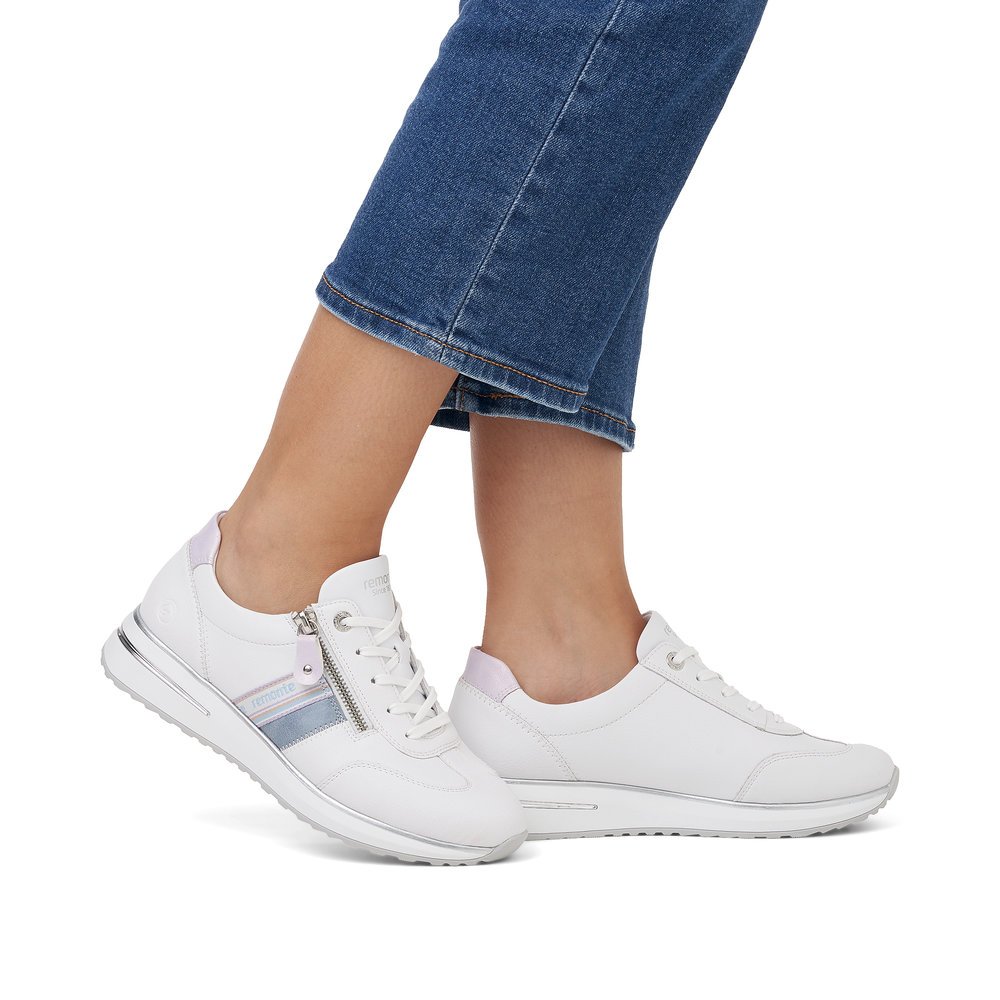 White remonte women´s sneakers D1G02-80 with zipper and soft exchangeable footbed. Shoe on foot.