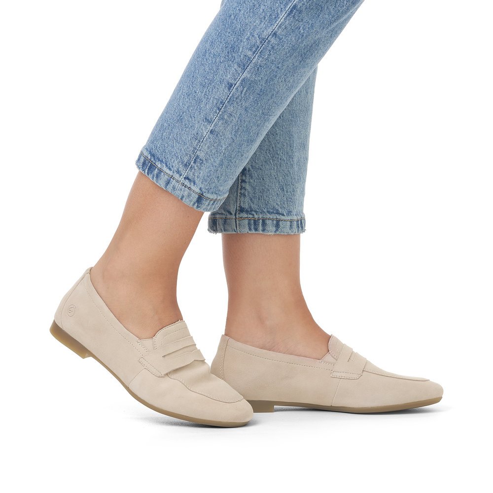 Clay beige remonte women´s loafers D0K02-61 with an elastic insert. Shoe on foot.