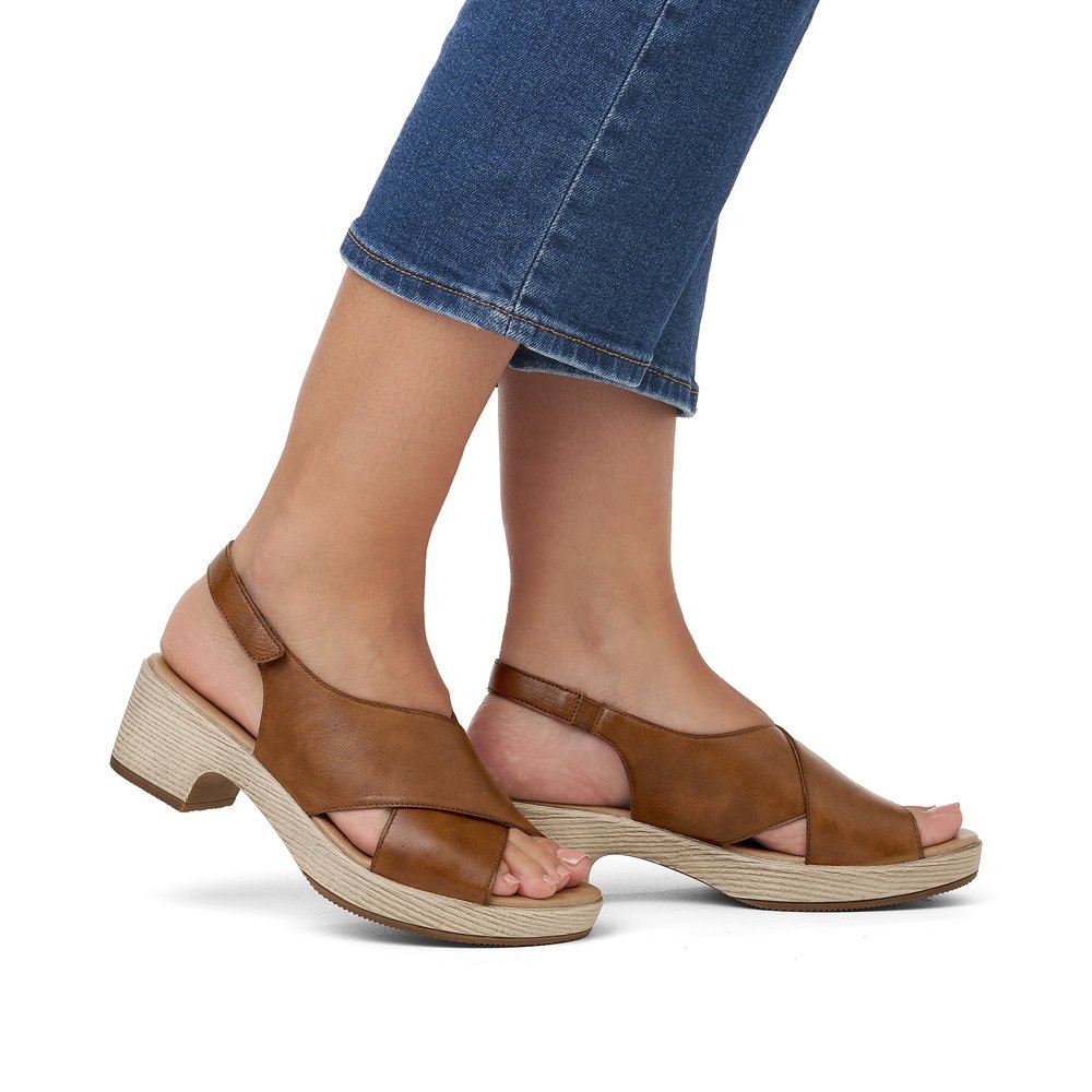 Chocolate brown remonte women´s strap sandals D0N54-24 with hook and loop fastener. Shoe on foot.