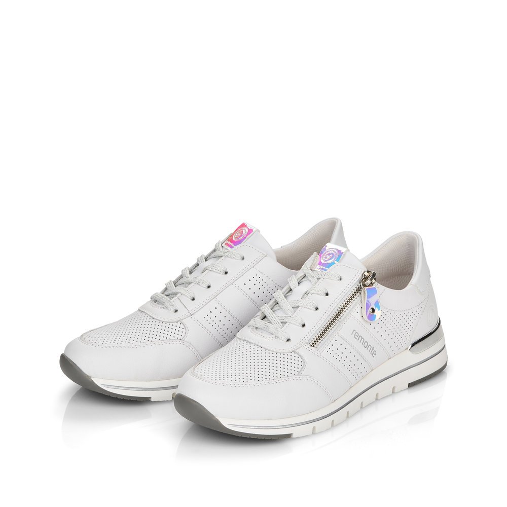 Weiße remonte Damen Sneaker R6705-80 mit Reißverschluss sowie der Komfortweite G. Schuhpaar seitlich schräg.