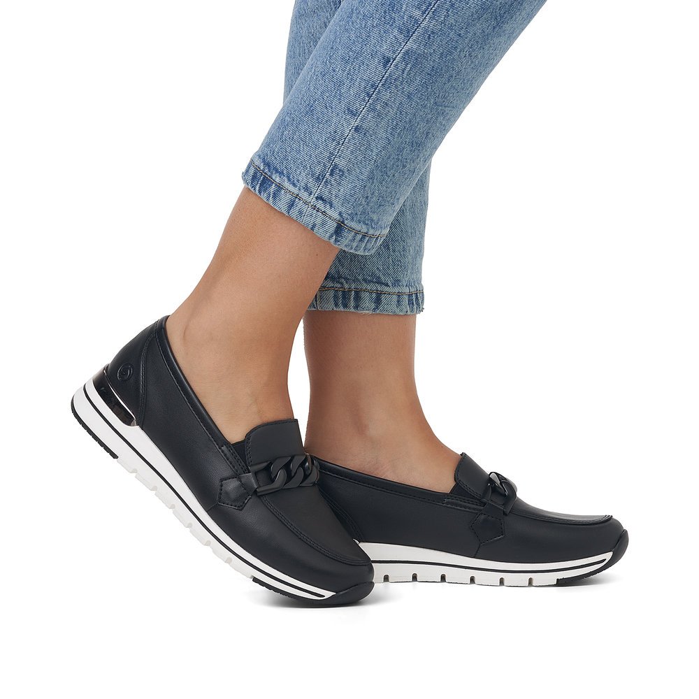 Black remonte women´s loafers R6711-00 with black chain and comfort width G. Shoe on foot.