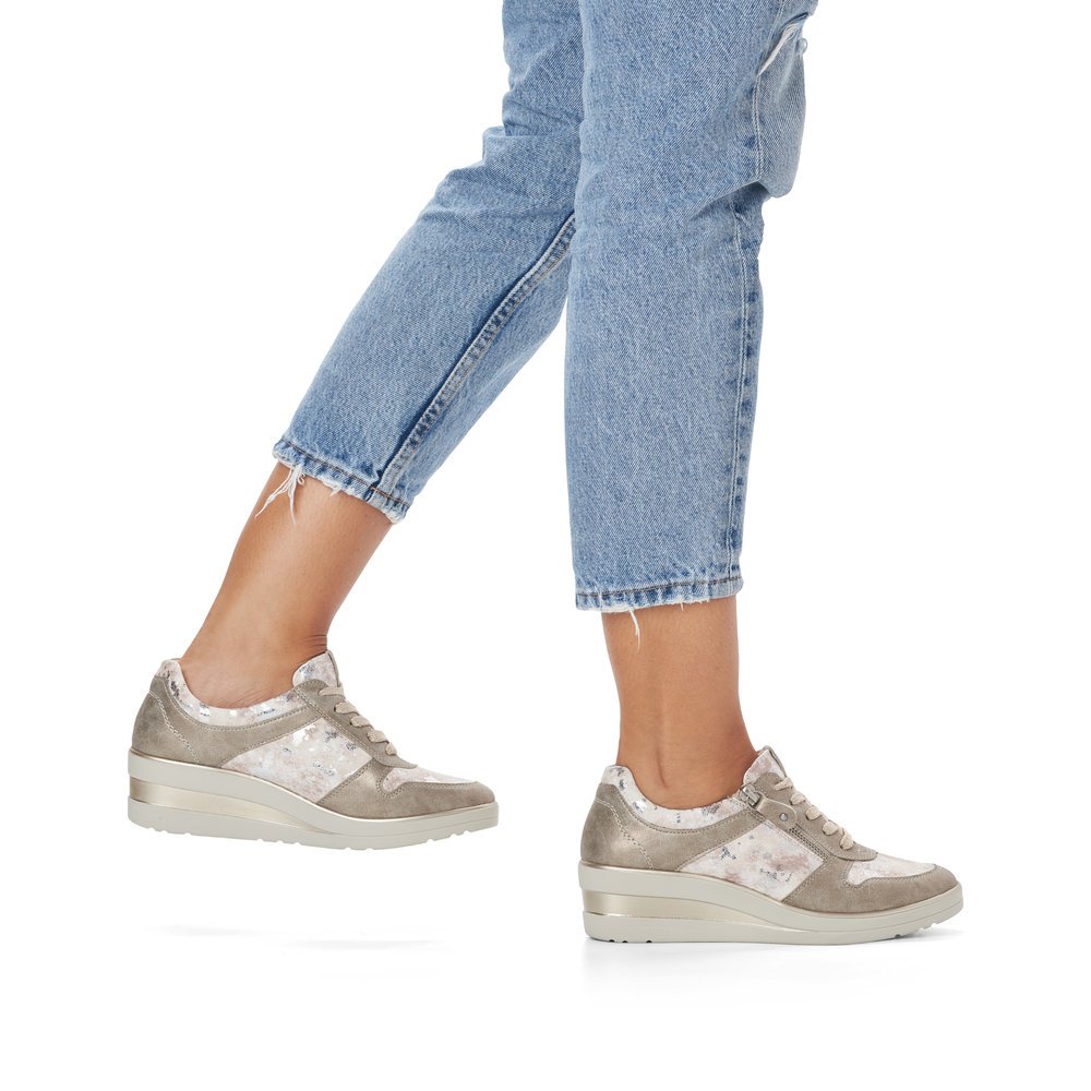 Grey beige remonte women´s sneakers R7213-61 with a zipper and extra width H. Shoe on foot.