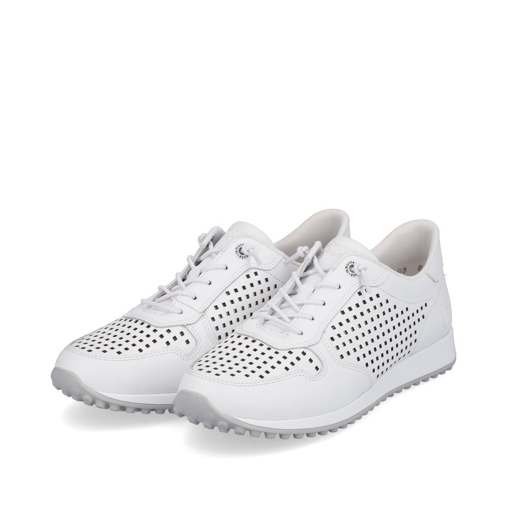 Weiße remonte Damen Sneaker D3103-81 mit Schnürung sowie Löcheroptik. Schuhpaar seitlich schräg.