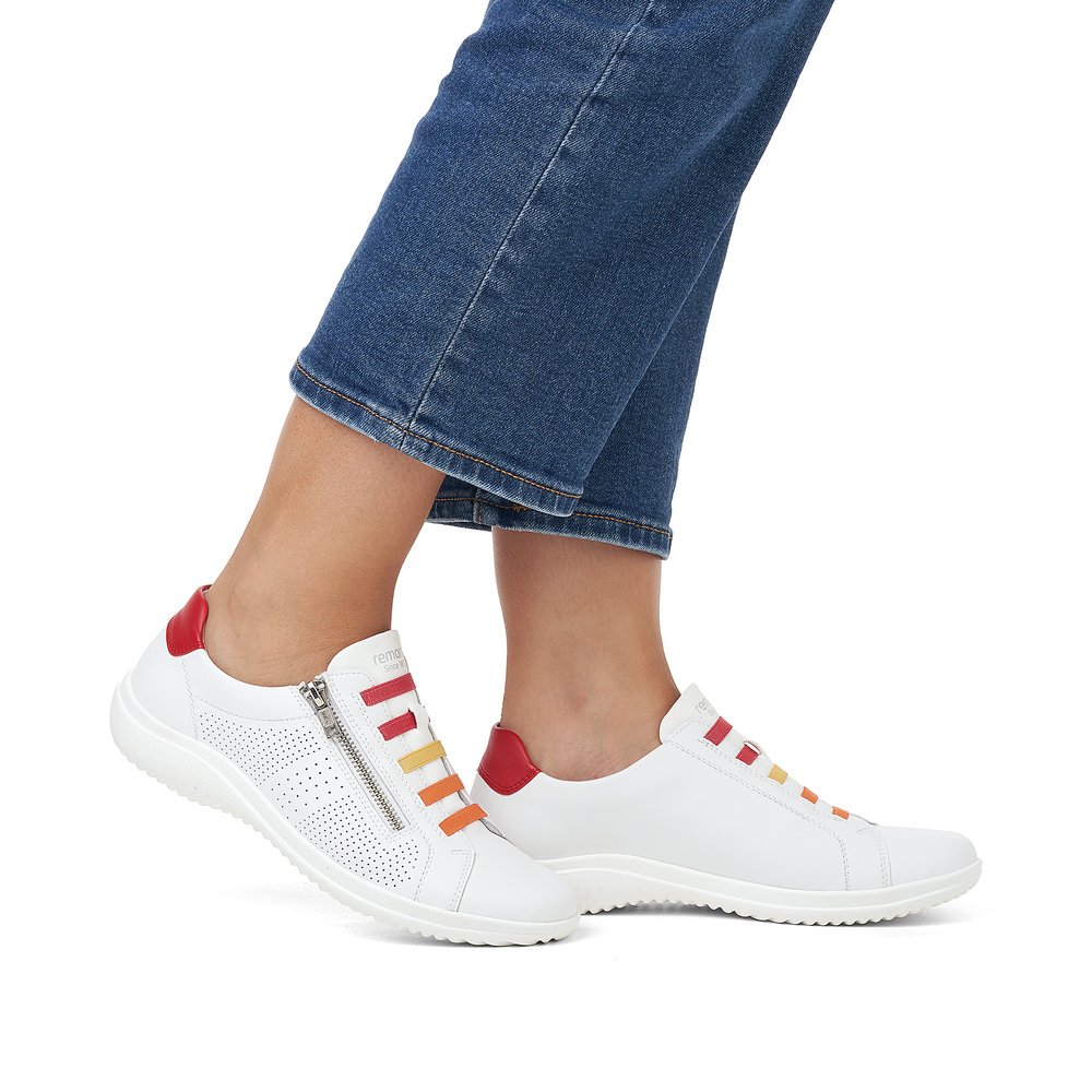 remonte chaussures à lacets blanches pour femmes D1E02-80. Chaussure au pied.
