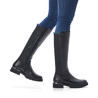Schwarze Stiefel leicht wärmend aus Glattleder mit Reißverschluss, wasserabweisendem Remonte TEX, Stretch-Einsatz im Wadenbereich und Wechselfußbett. Schuhe am Fuß.