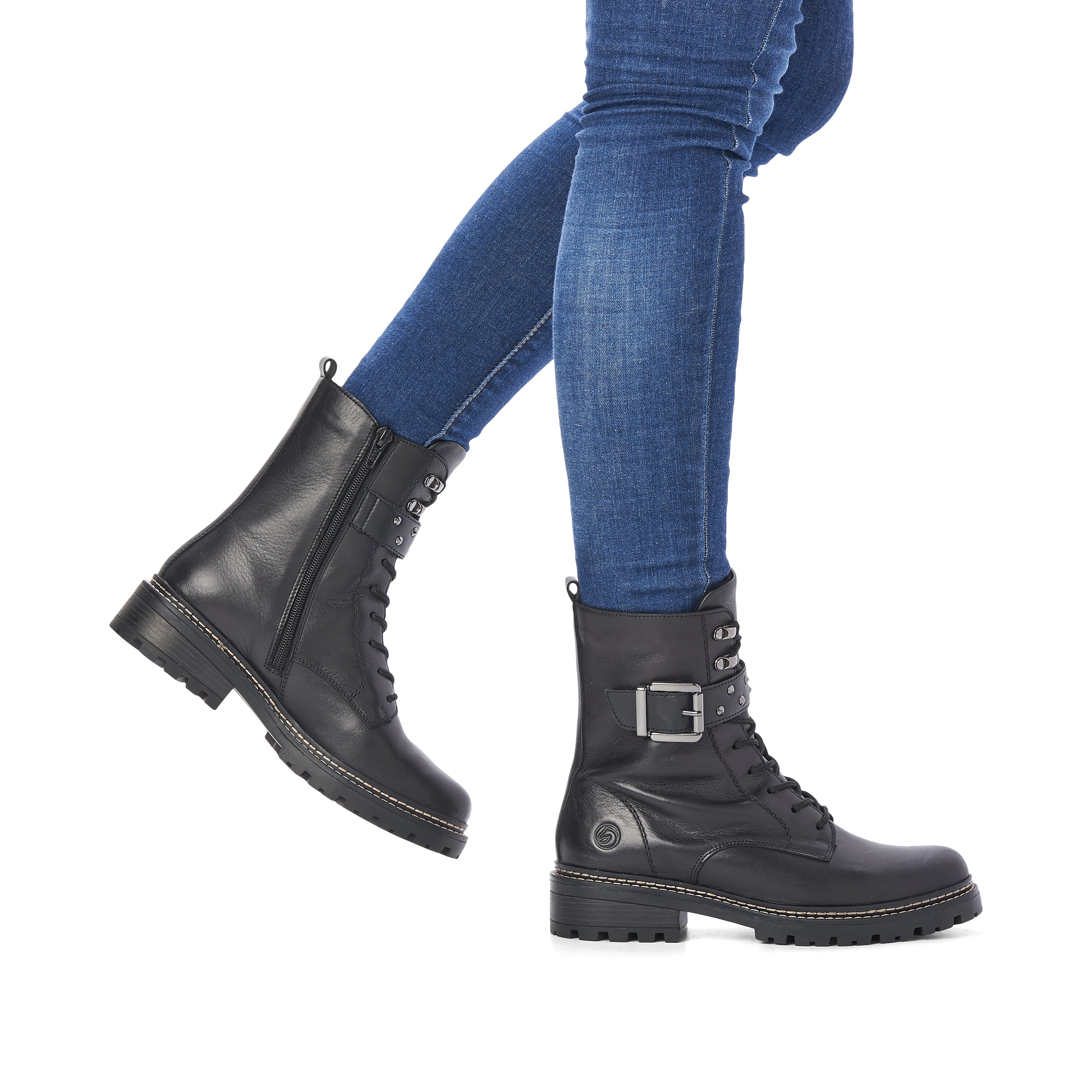 Jet black remonte women´s biker boots D0B73-01 with cushioning profile sole. Shoe on foot