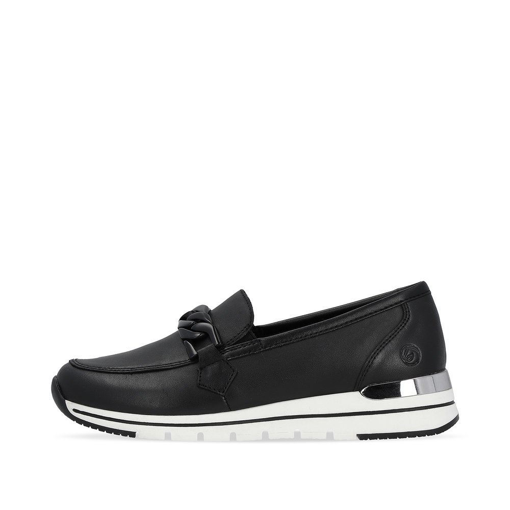 Black remonte women´s loafers R6711-00 with black chain and comfort width G. Outside of the shoe.