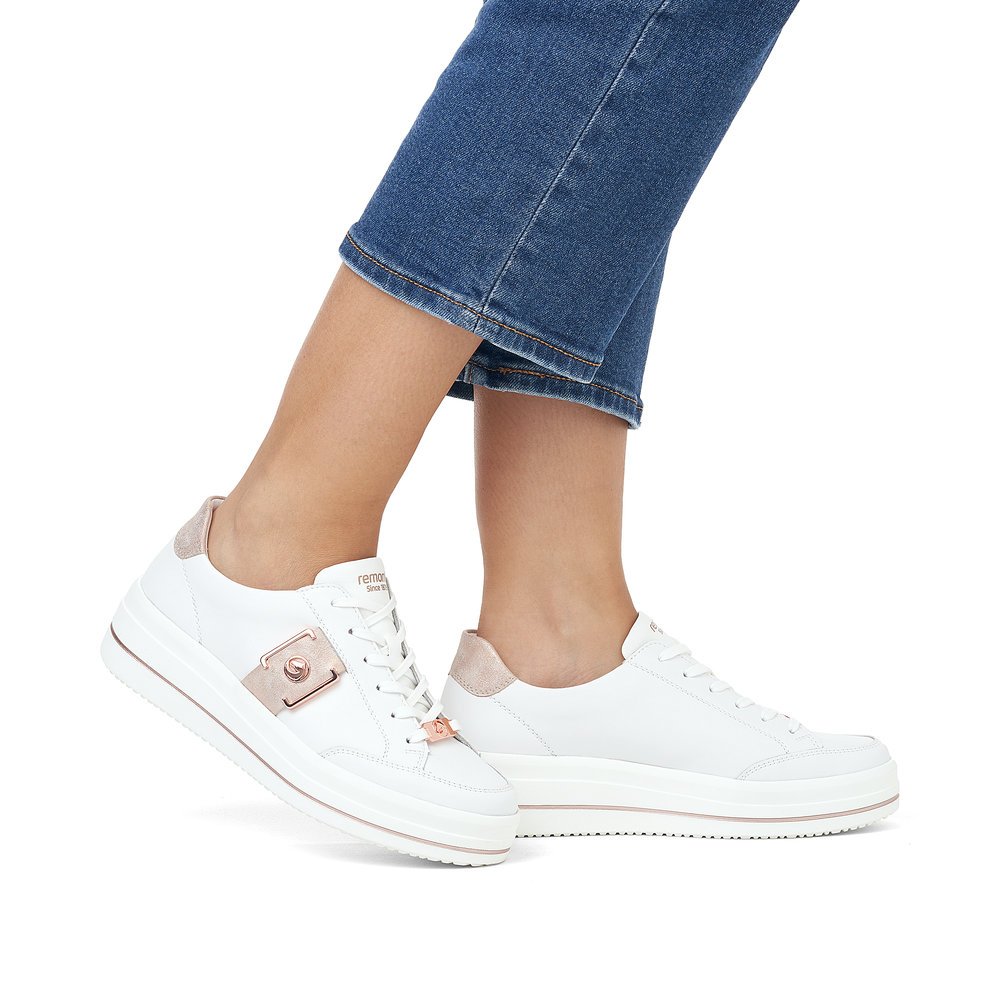 remonte baskets blanches femmes D1C02-80 avec lacets et largeur confort G. Chaussure au pied.
