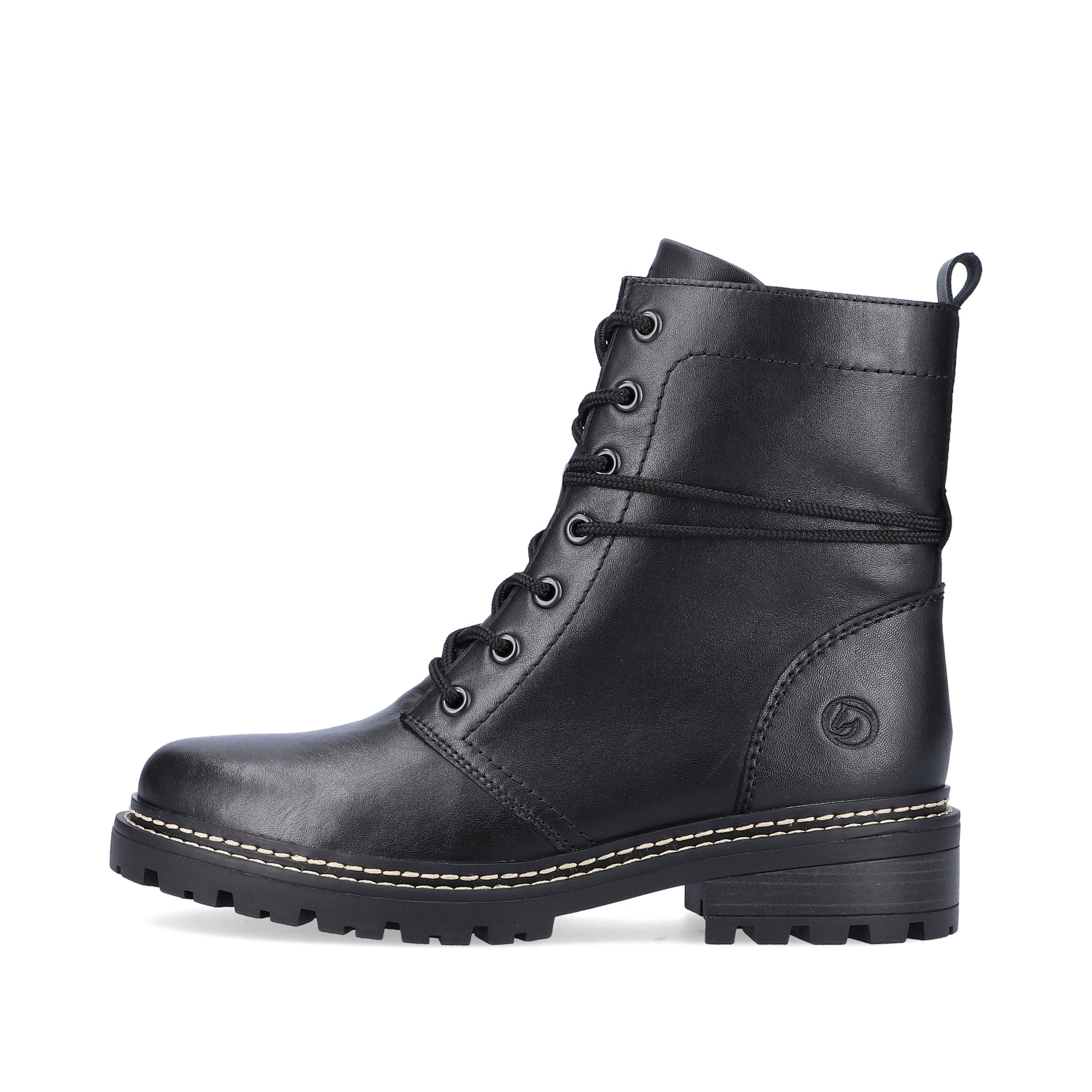 Night black remonte women´s biker boots D0B75-01 with cushioning profile sole. The outside of the shoe