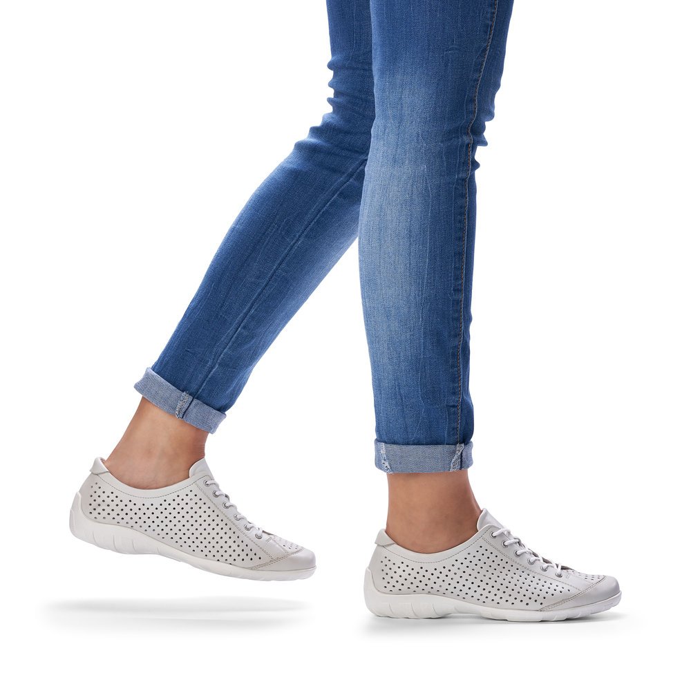 White remonte women´s lace-up shoes R3401-80 with perforated look. Shoe on foot.
