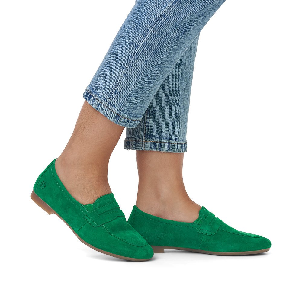 Emerald green remonte women´s loafers D0K02-52 with an elastic insert. Shoe on foot.