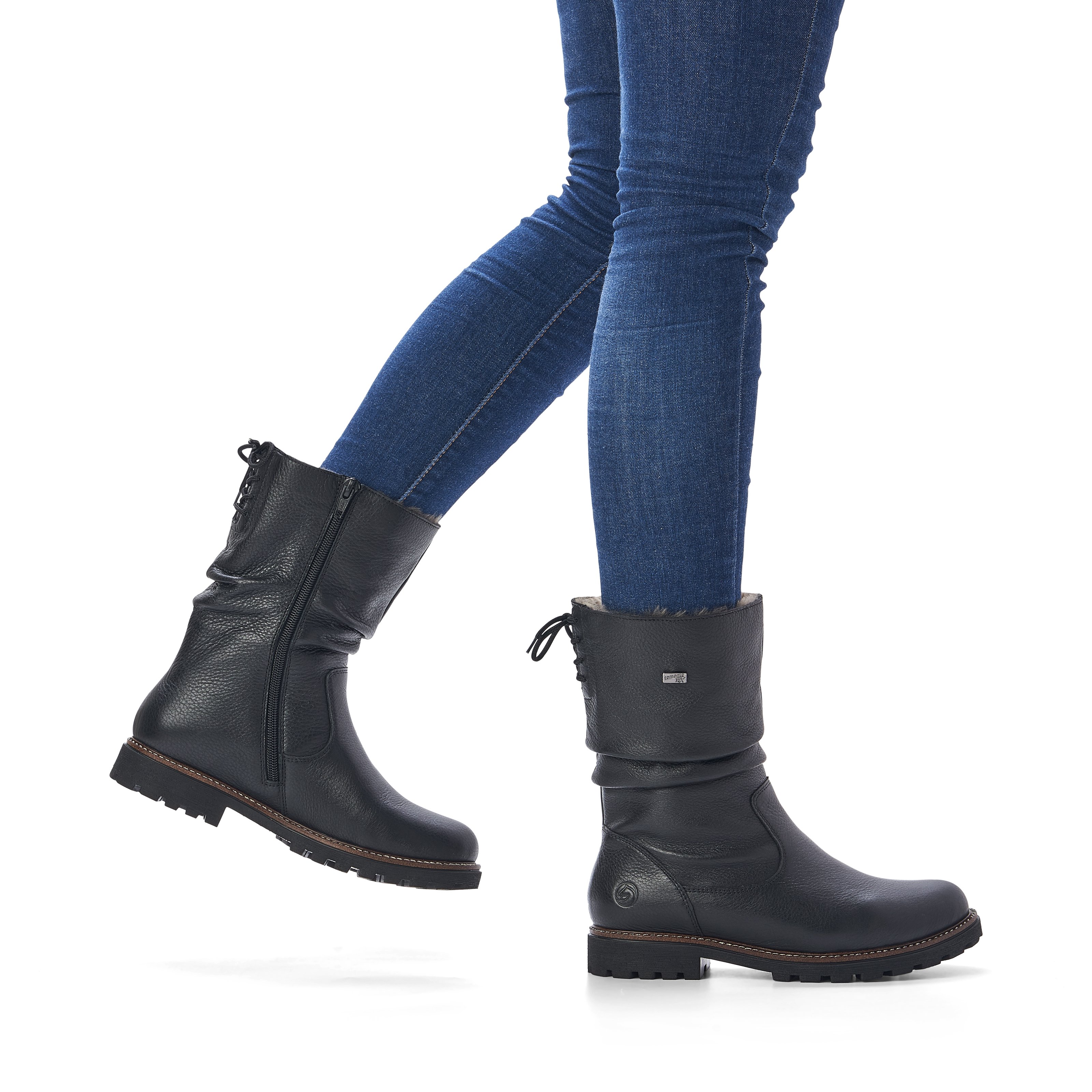 Black remonte women´s ankle boots D8477-01 with zipper as well as profile sole. Shoe on foot