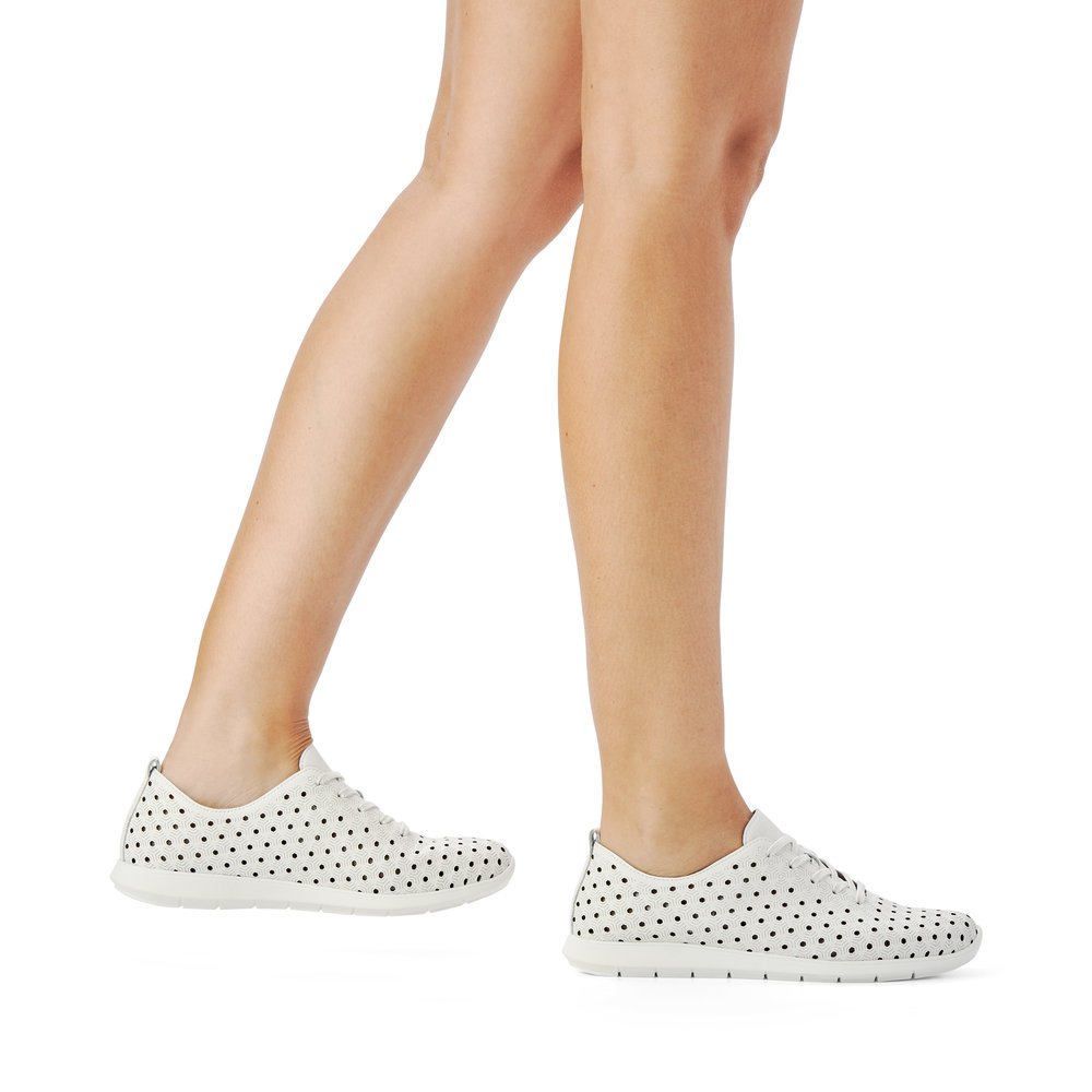 White remonte women´s lace-up shoes R7101-80 with perforated look. Shoe on foot.