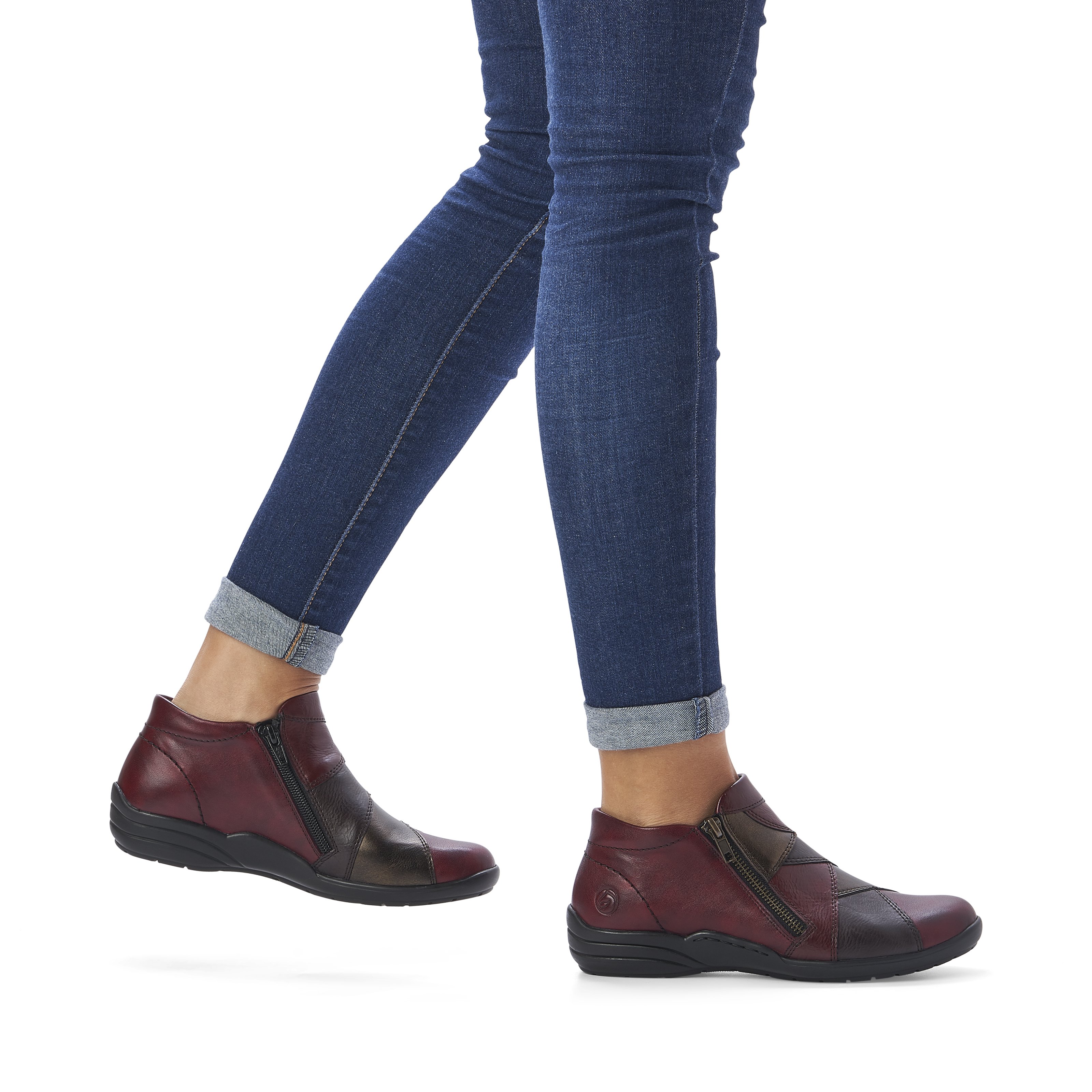 Dark red remonte women´s slippers R7674-36 with a zipper as well as light sole. Shoe on foot