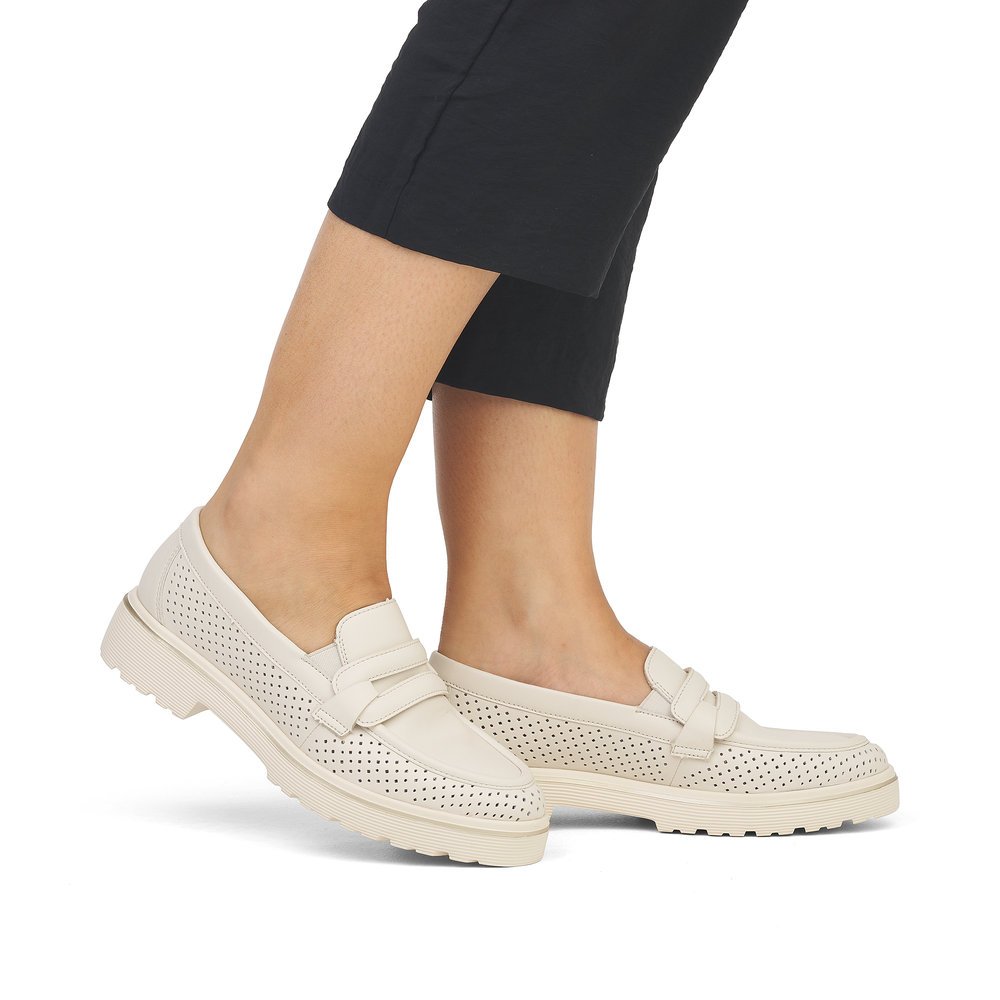 Beige remonte women´s loafers D1H03-60 with elastic insert and perforated look. Shoe on foot.