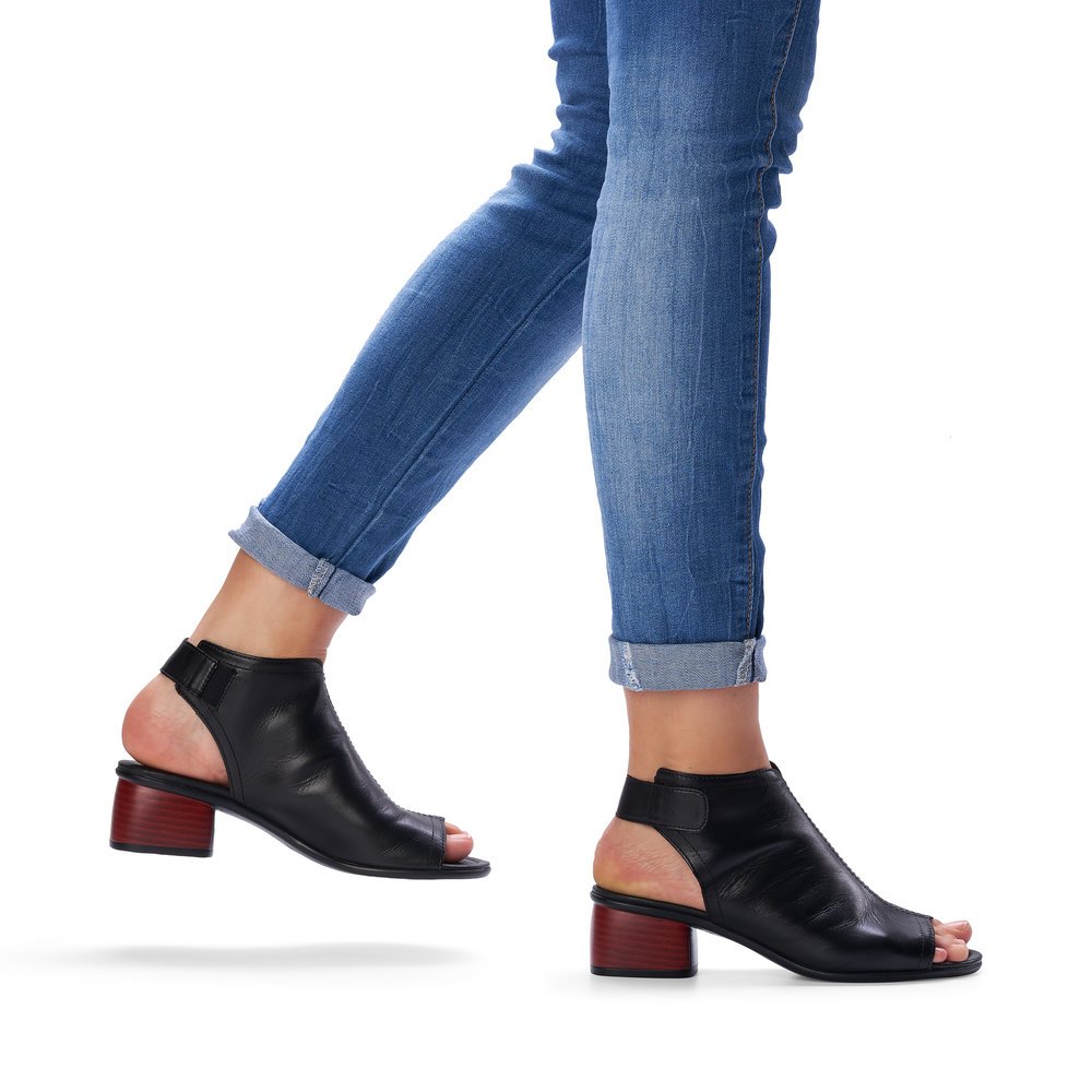 Asphalt black remonte women´s strap sandals R8770-01 with a hook and loop fastener. Shoe on foot.