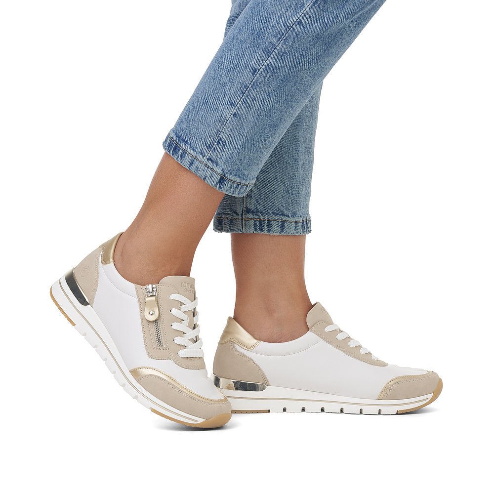 White vegan remonte women´s sneakers R6709-80 with a zipper and comfort width G. Shoe on foot.