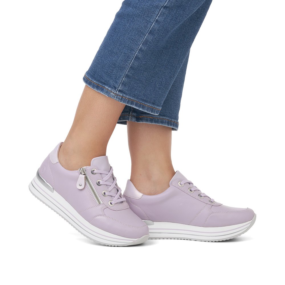 Purple remonte women´s sneakers D1302-30 with a zipper and comfort width G. Shoe on foot.