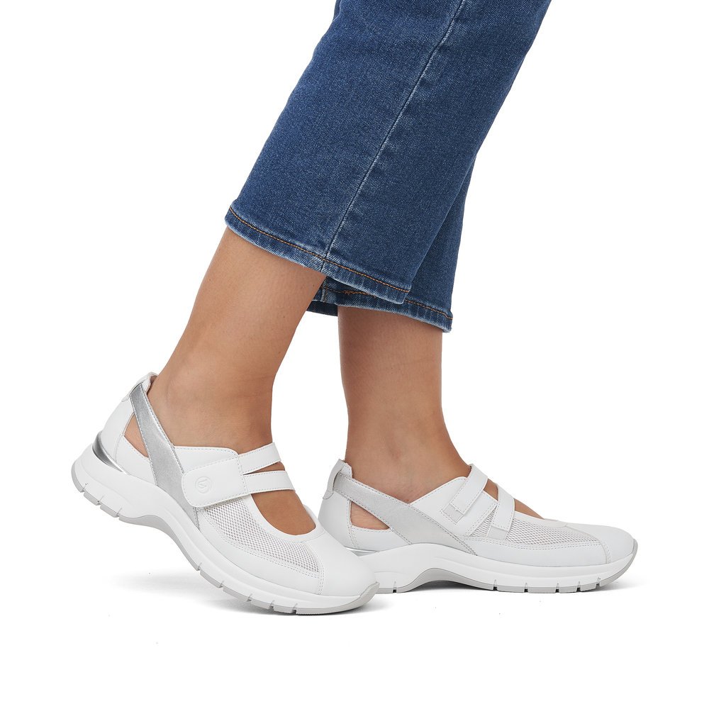 Pure white remonte women´s slippers D0G08-80 with a hook and loop fastener. Shoe on foot.