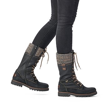 Schwarze Stiefel warm gefüttert aus Kunstleder mit Reißverschluss und Schnürung, wasserabweisendem Remonte TEX und Wechselfußbett. Schuhe am Fuß.