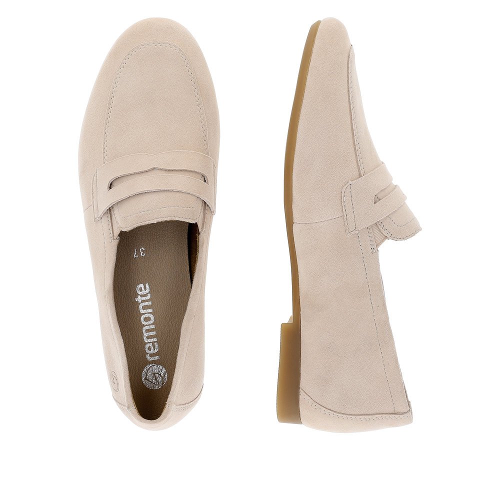Clay beige remonte women´s loafers D0K02-61 with an elastic insert. Shoe from the top, lying.