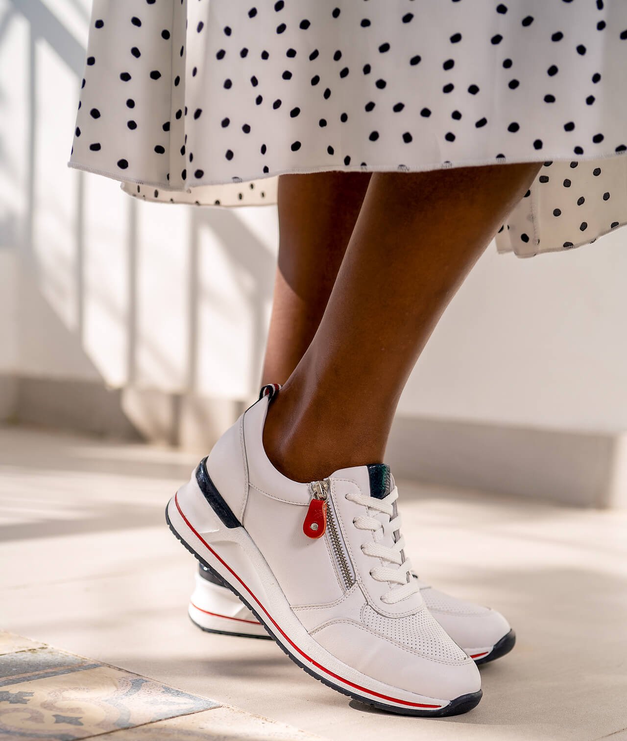 Weiße Damen Sneaker von Remonte mit schicken Akzenten in Blau und Rot.