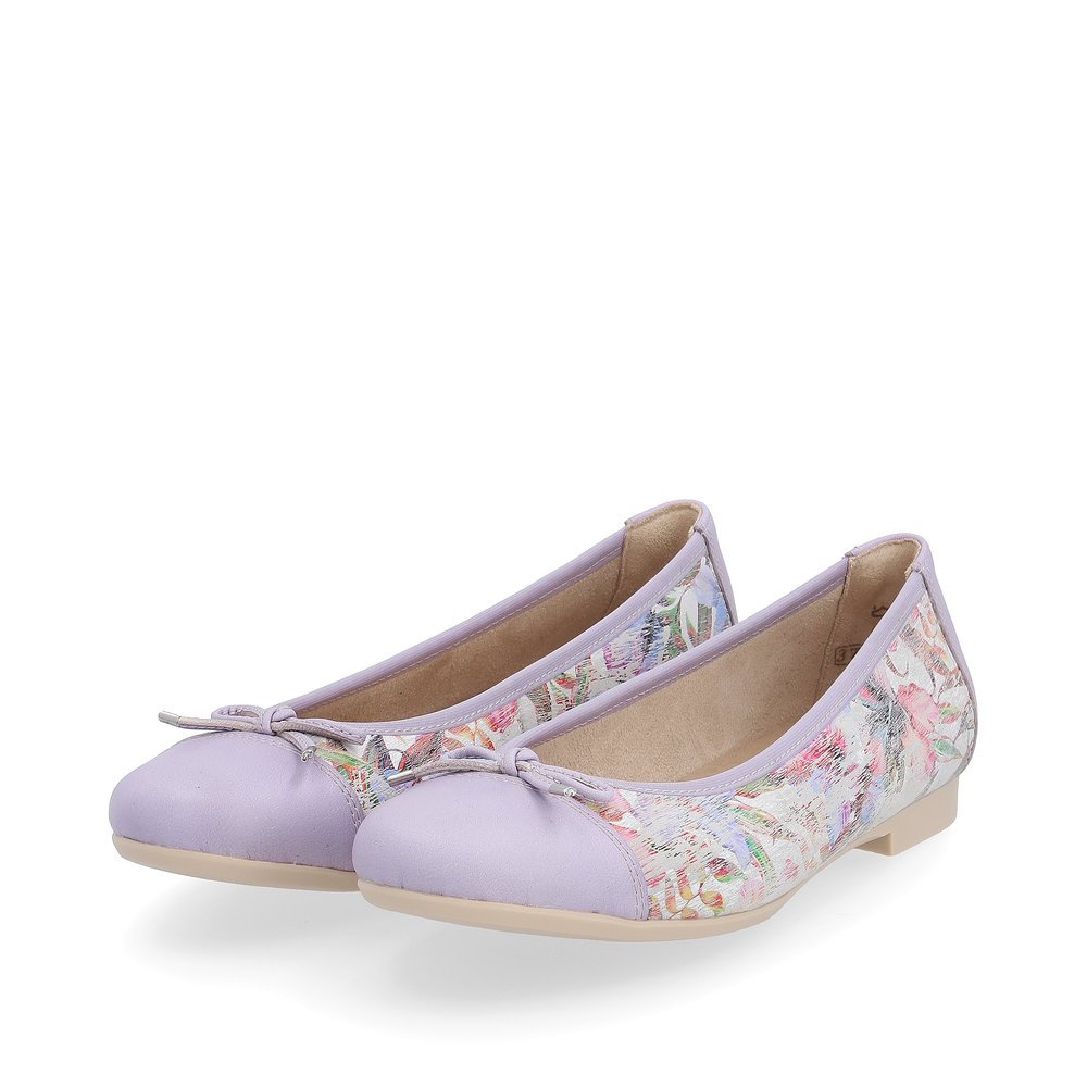 Pastellfarbene remonte Ballerinas D0K04-30 mit floralem Muster. Schuhpaar seitlich schräg.