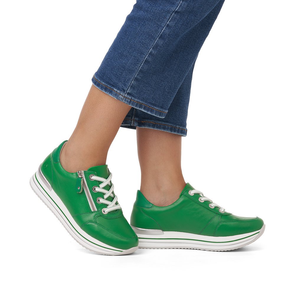 Emerald green remonte women´s sneakers D1302-52 with zipper and comfort width G. Shoe on foot.
